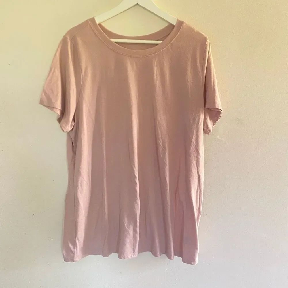 Torrid classic fit size 2 equals 2X pink short sleeve crewneck shirt
